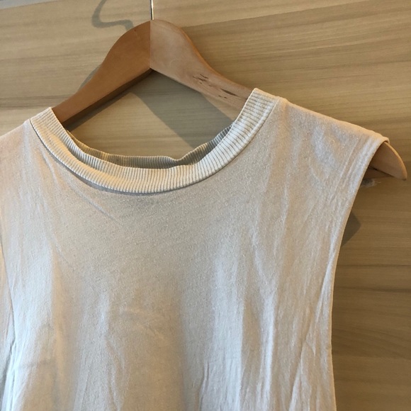 LOW SIDE MUSCLE TANK - Picture 2 of 6